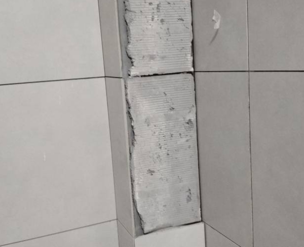 覃塘瓷砖空鼓维修公司分享下瓷砖施工前基层浇水润湿程度不足，可能导致以下问题